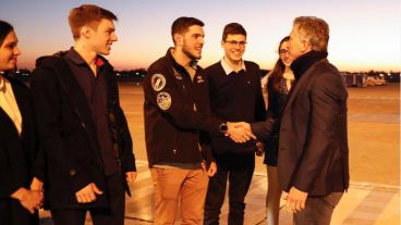El mandatario saludó a estudiantes que estuvieron en el Space Apps Challenge.