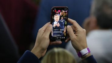Angelini pidió registrar el acto con los celulares.