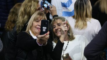 Celulares y banderas en el acto de este lunes.