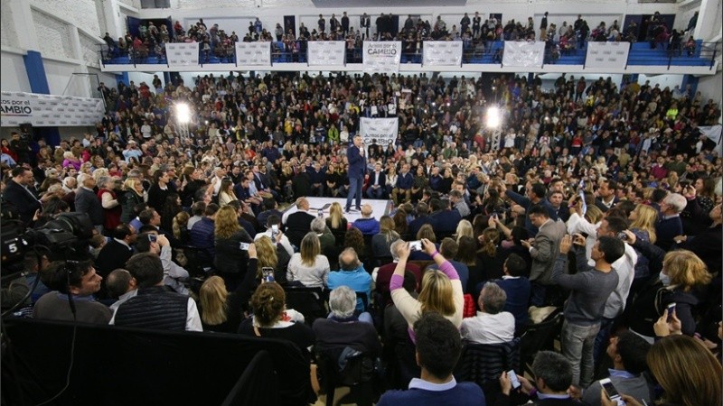 Macri en el centro de la escena.