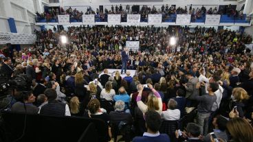 Macri en el centro de la escena.