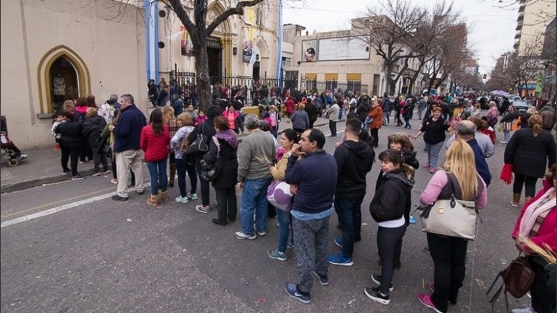 Los fieles llegan cada año a la iglesia de calle Buenos Aires.