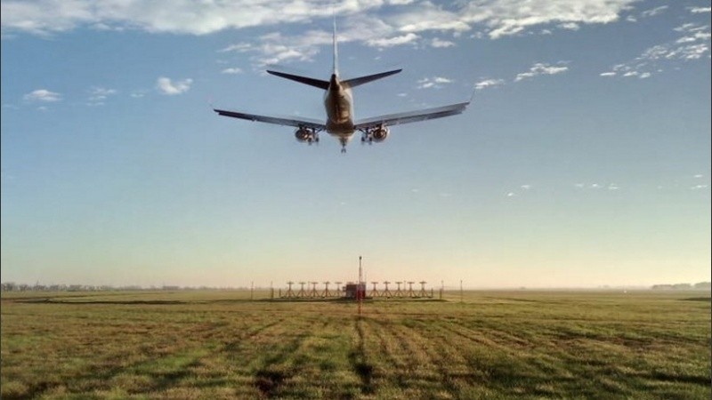 Un vuelo llega y otro dejará de partir.