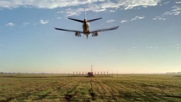 Un vuelo llega y otro dejará de partir.