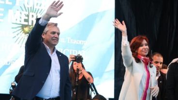 El binomio justicialista espera una multitud frente al Paraná.