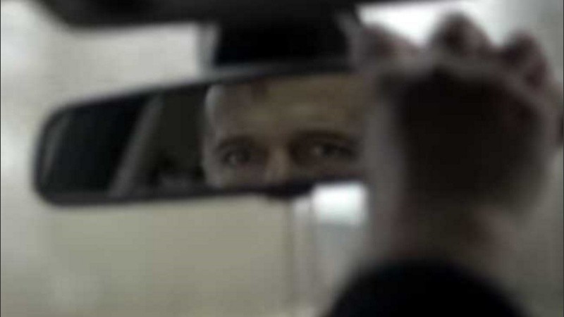 Por el espejo retrovisor vio a quien lo había asaltado días atrás. 