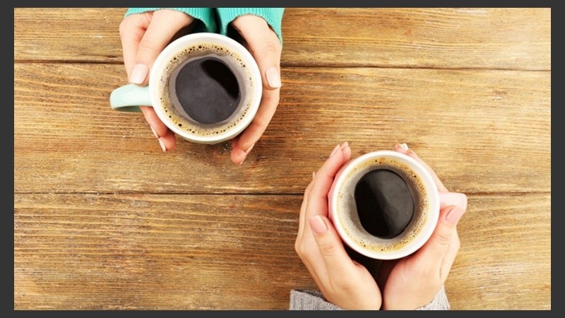 Según el estudio, la nicotina y el alcohol sí afectan al sueño. 