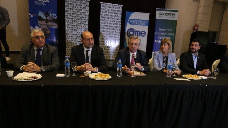 Fernández, entre Perotti y Rodenas. 