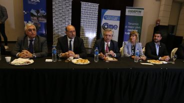 Fernández, entre Perotti y Rodenas.