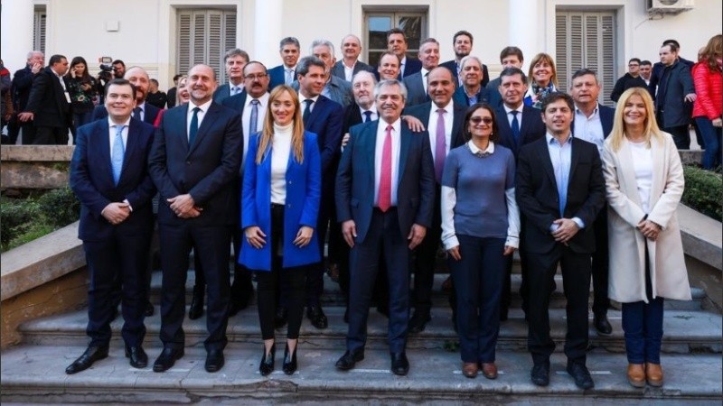 Fernández junto a referentes provinciales en la facultad de Derecho.