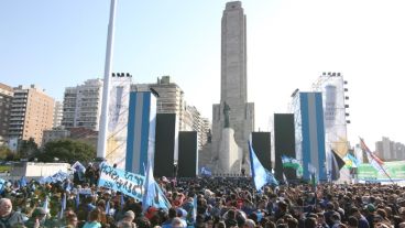 La multitud se reunió desde temprano en el Monumento.