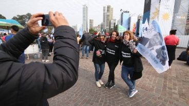 La espera grupal en el Monumento.