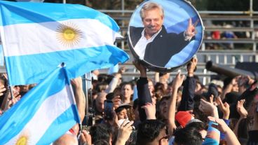 La foto de Alberto Fernández en celeste y blanco.
