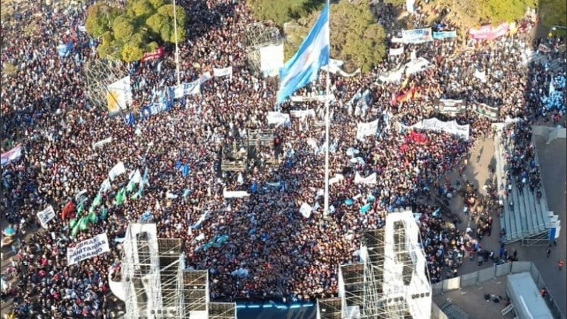 La multitud se congregó desde temprano en el Monumento.