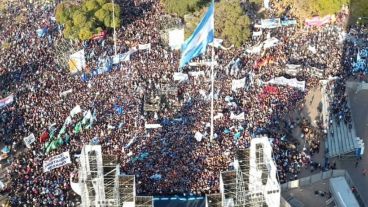 La multitud se congregó desde temprano en el Monumento.
