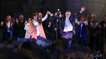 Los Fernández ante miles de personas a orillas del Paraná.