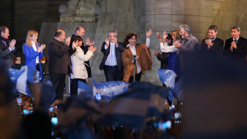 El ingreso de Alberto y Cristina Fernández ante una multitud que los esperaba. 