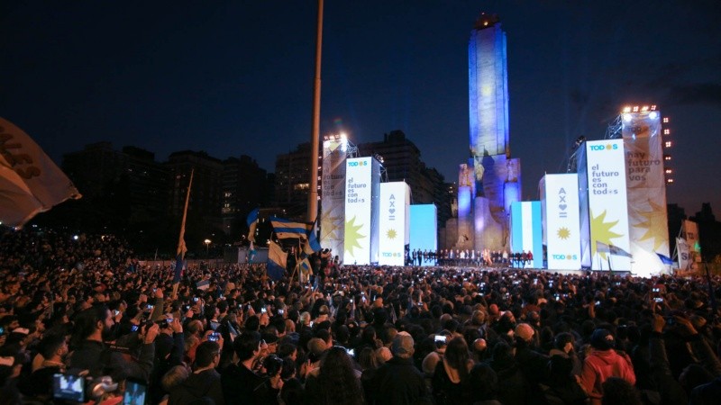 Una multitud se hizo presente en el cierre de campaña de Frente de Todos. 