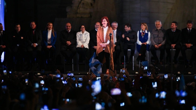 Cristina y su discurso ante la mirada atenta de los militantes.