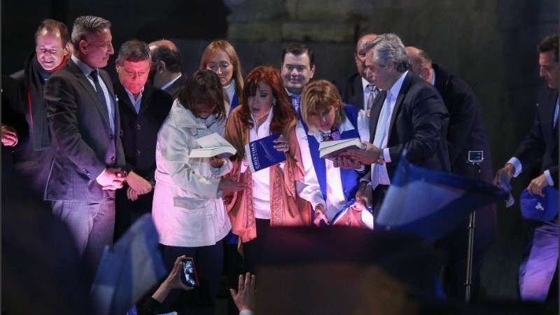 Al cierre del acto Cristina firmó libros de la gente que le alcanzaba Kicillof.