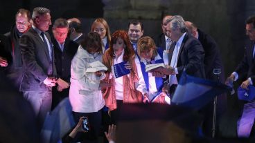 Al cierre del acto Cristina firmó libros de la gente que le alcanzaba Kicillof.
