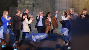 Los precandidatos ingresaron juntos y en el escenario los esperaban los gobernadores.