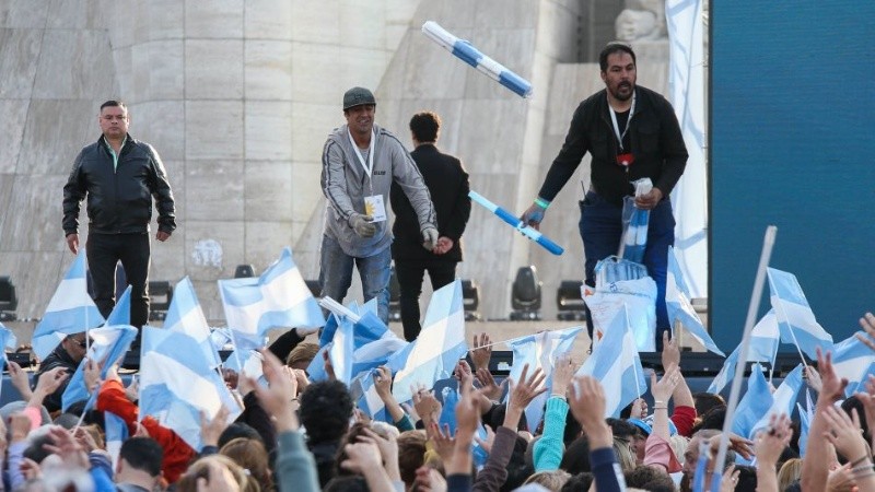 Las banderitas argentinas se repartieron desde el escenario en la previa.