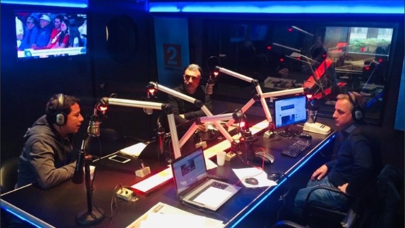 El director deportivo de Central, en el estudio de Radio 2 con Ricossa y Mazzotti.