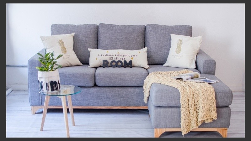 Especialización en sofás, carpintería y herrería.