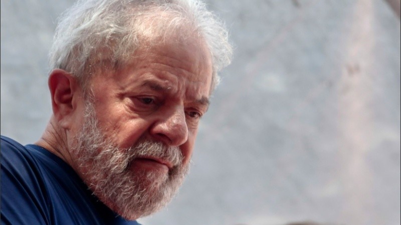 Por ahora Lula sigue en una delegación policial en Curitiba.