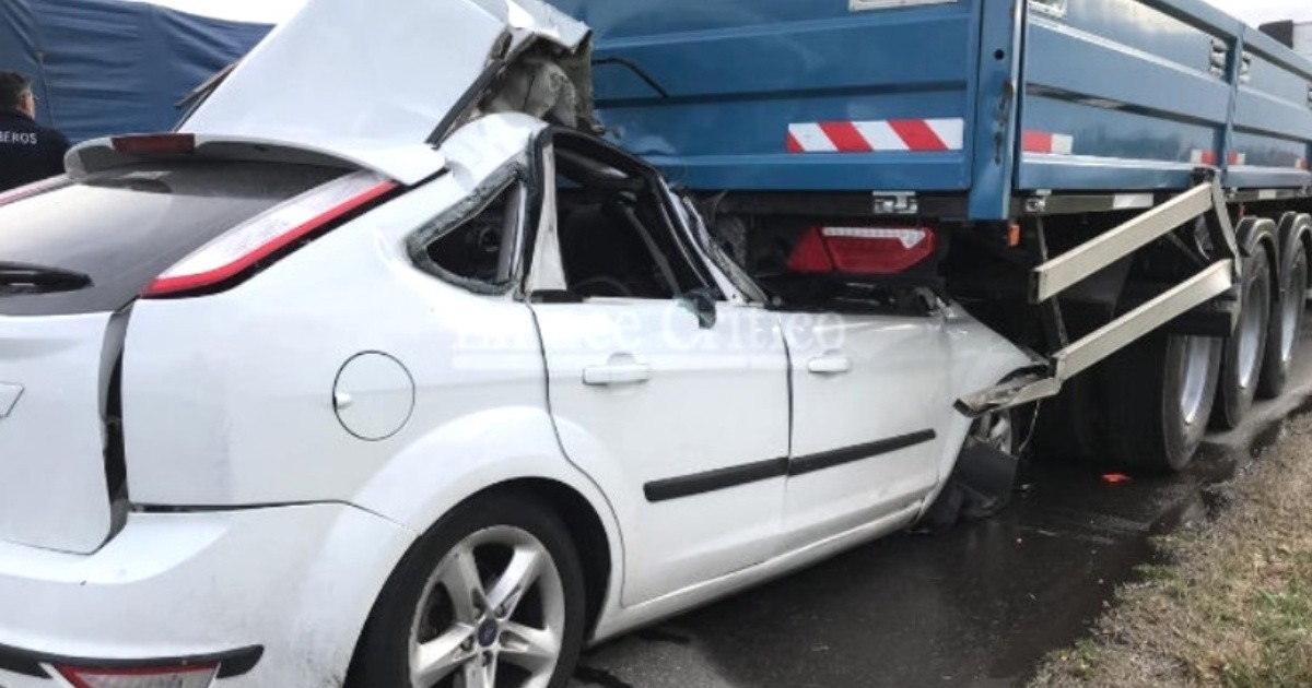 Dos muertos al chocar un auto y un camión en autopista a Buenos Aires ...