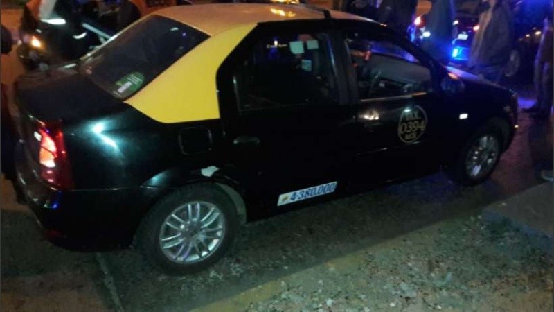 El taxi fue baleado en zona sur.