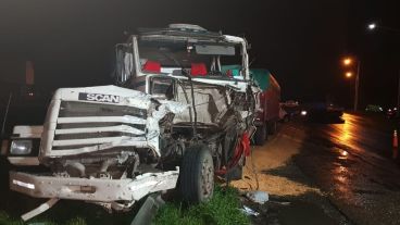 Así quedó uno de los camiones implicados en el siniestro vial.
