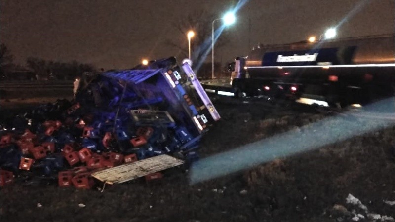 El camión volcó y los cajones de cervezas quedaron desparramados. 