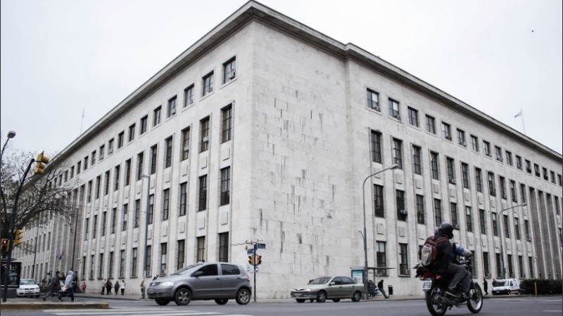 Los tribunales de Pellegrini y Balcarce, donde se cometió el robo hace casi cuatro décadas.