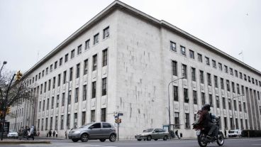 Los tribunales de Pellegrini y Balcarce, donde se cometió el robo hace casi cuatro décadas.