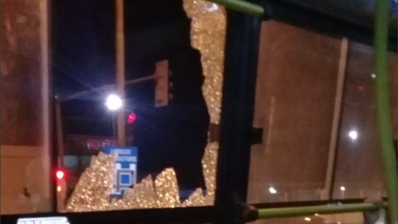 El piedrazo contra la unidad del transporte urbano.