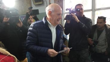 Roberto Lavagna votando en el barrio porteño de Belgrano.