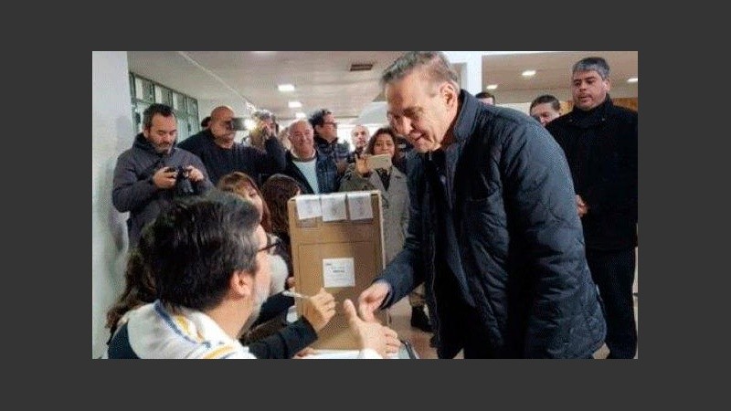 Pichetto votando este domingo en Río Negro. 