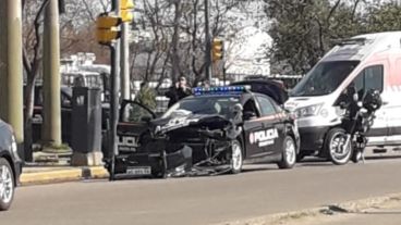 El Ford Focus policial, con la trompa destruida.