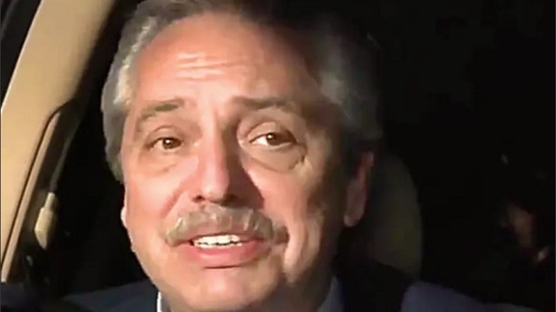 El precandidato a presidente por el Frente de Todos Alberto Fernández al llegar al búnker de su espacio político.