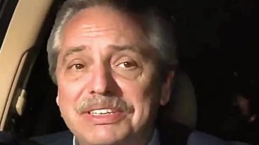 El precandidato a presidente por el Frente de Todos Alberto Fernández al llegar al búnker de su espacio político.