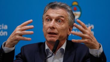 Macri promete medidas económicas y piensa revertir derrota electoral.
