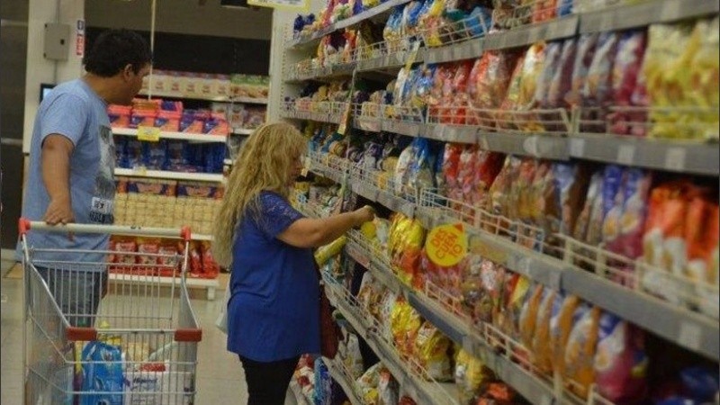 Alimentos y bebidas, uno de los rubros con caída más brusca.