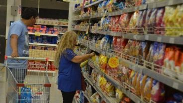 Alimentos y bebidas, uno de los rubros con caída más brusca.