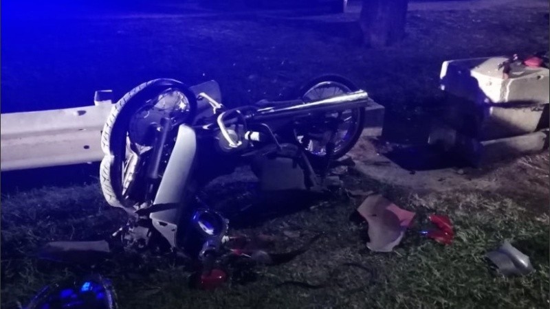 La moto quedó visiblemente averiada tras el impacto. 