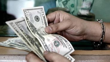 La divisa estadounidense cierra una semana cambiaria inestable.