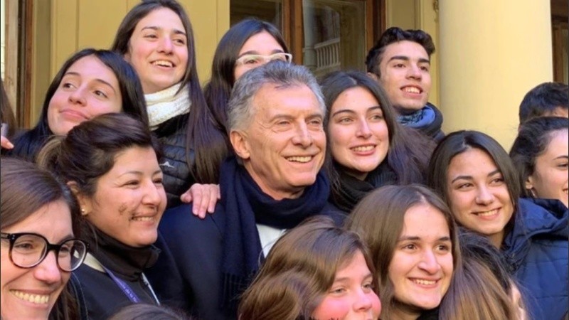 Macri con las estudiantes del colegio de San Lorenzo. 