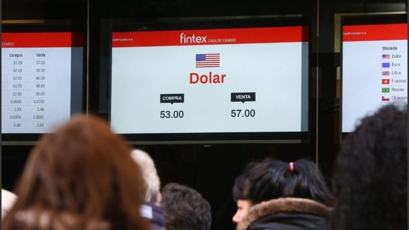 Dólar a 57 en Rosario, un peso menos que el Nación.