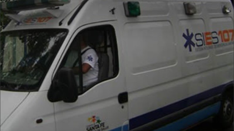 La joven accidentada fue trasladada por una ambulancia al Hospital de Emergencias clemente Álvarez.